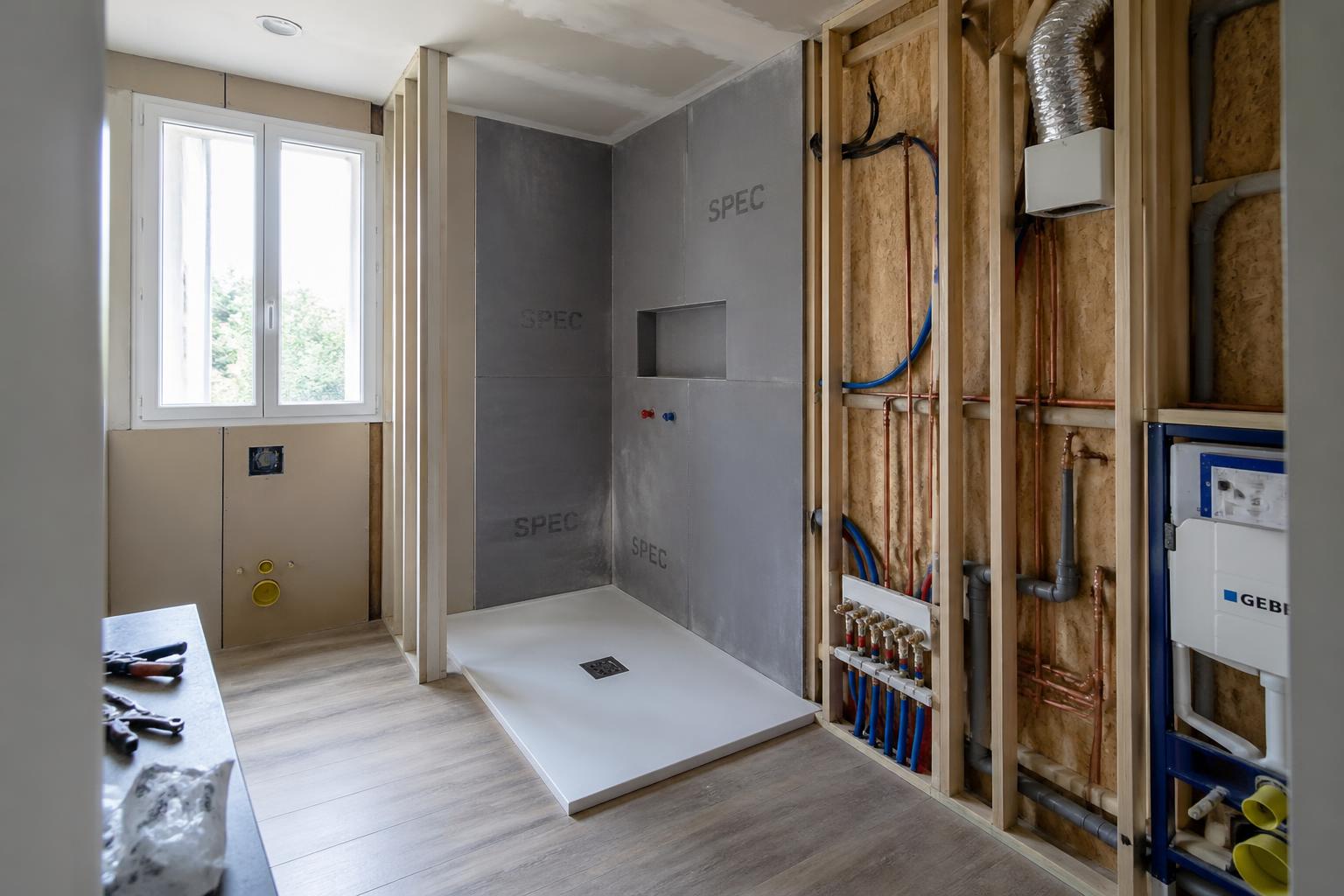 découvrez notre guide complet pour rénover votre salle de bain en 2022 avec les coûts détaillés et toutes les aides financières disponibles, dont maprimerénov’, pour vous accompagner dans vos travaux.