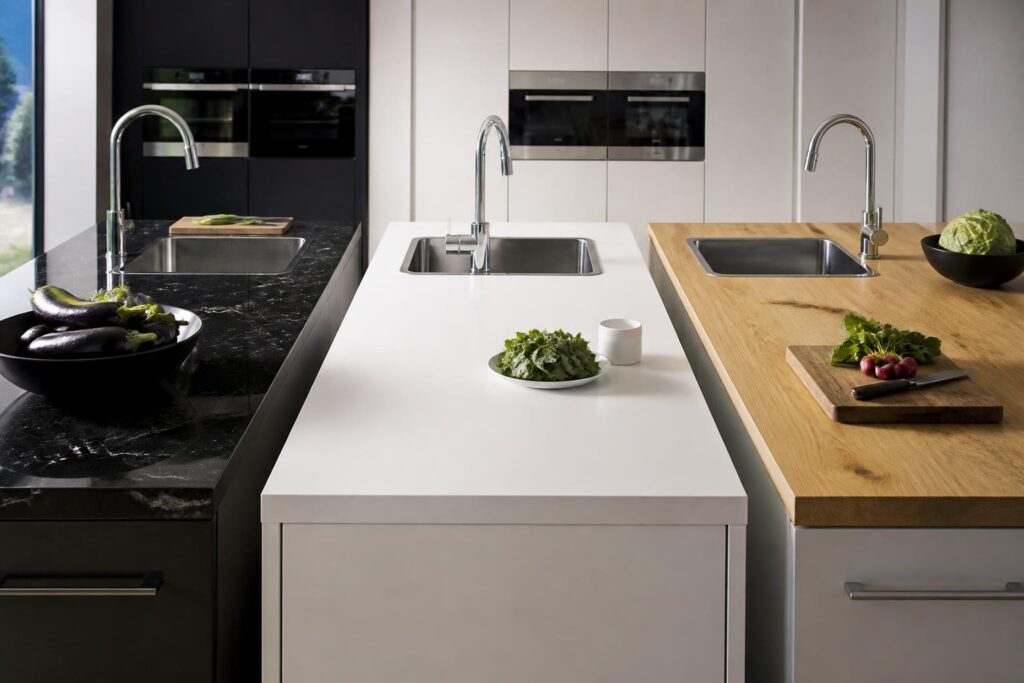 découvrez comment choisir le plan de travail idéal pour votre cuisine en comparant le granit, le quartz et le bois selon vos besoins, votre style et votre budget.