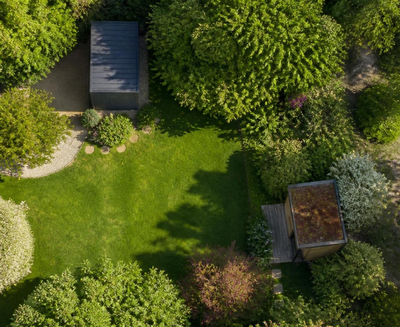 Peut-on mettre 2 abris de jardin de 5m2 : règles d'urbanisme applicables et démarches selon le PLU 2 découvrez les règles d'urbanisme pour installer deux abris de jardin de 5m2, les démarches à suivre selon le plan local d'urbanisme (plu) et les bonnes pratiques pour respecter la réglementation.